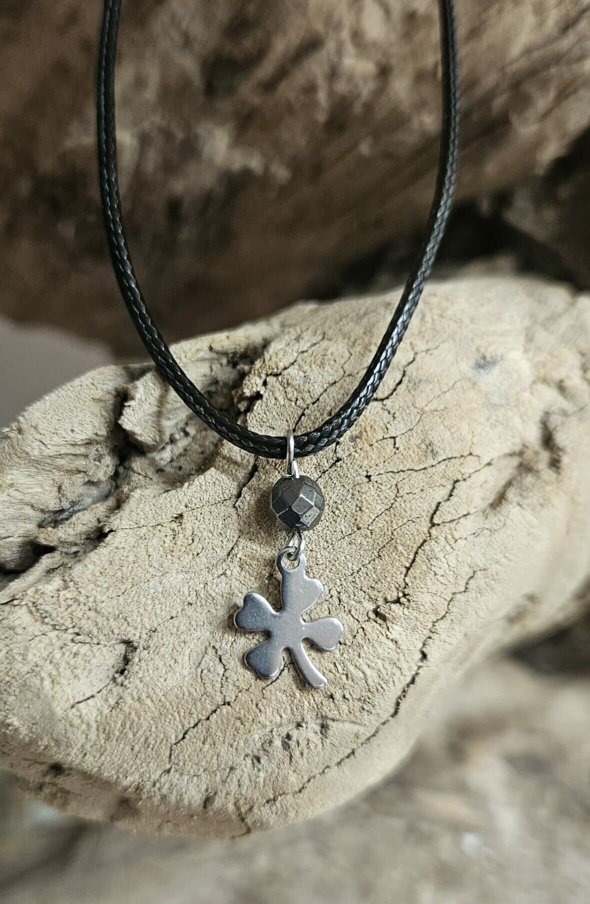 Collier porte bonheur Hématite biseauté