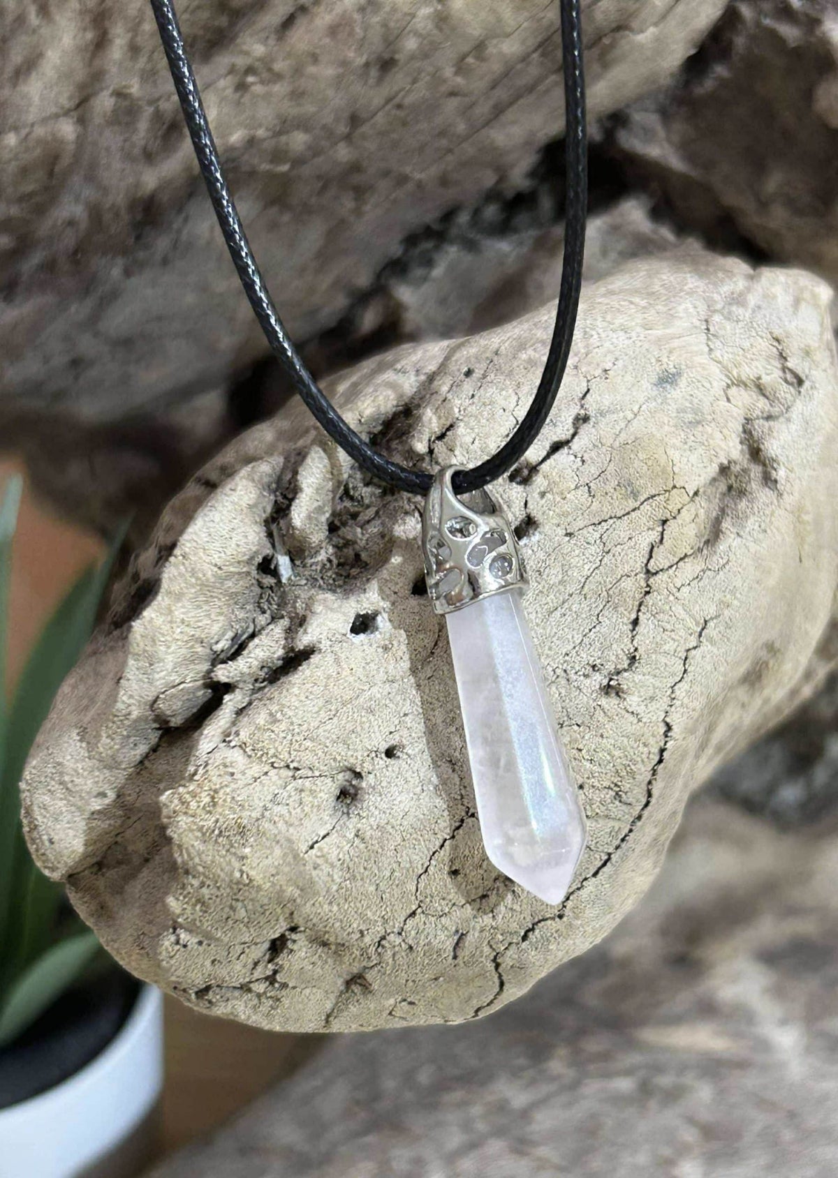 Collier en pointe type pendule en quartz rose