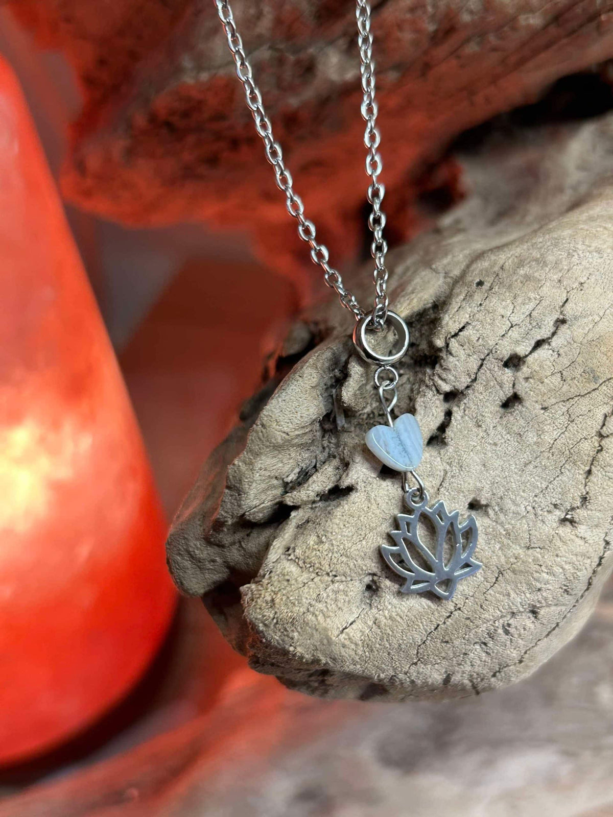 Collier ,lotus
