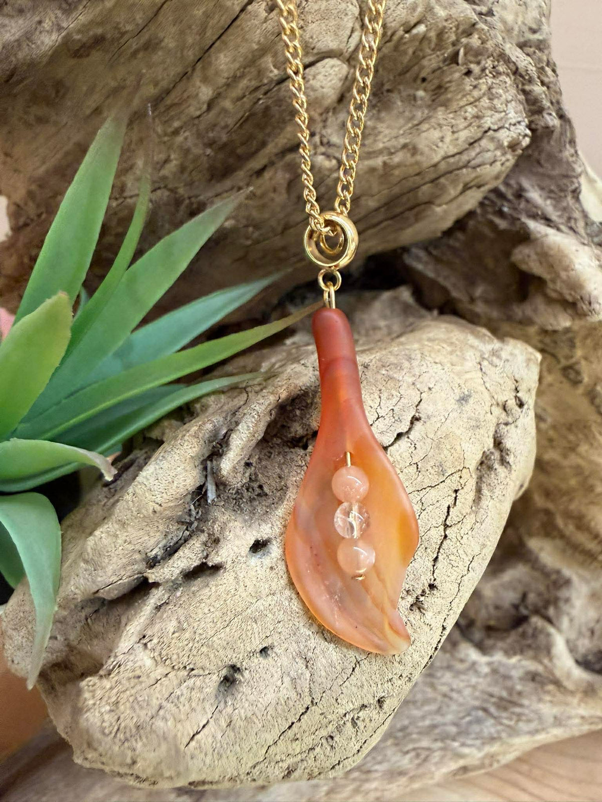 Collier en cornaline, pierre de soleil et cristal de roche doré : un bijou lumineux et énergétique