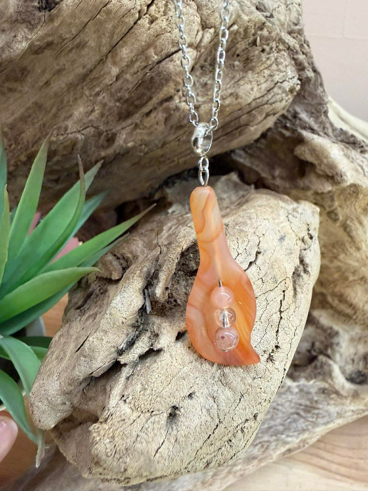 Collier en cornaline, pierre de soleil et cristal de roche : un bijou énergétique lumineux