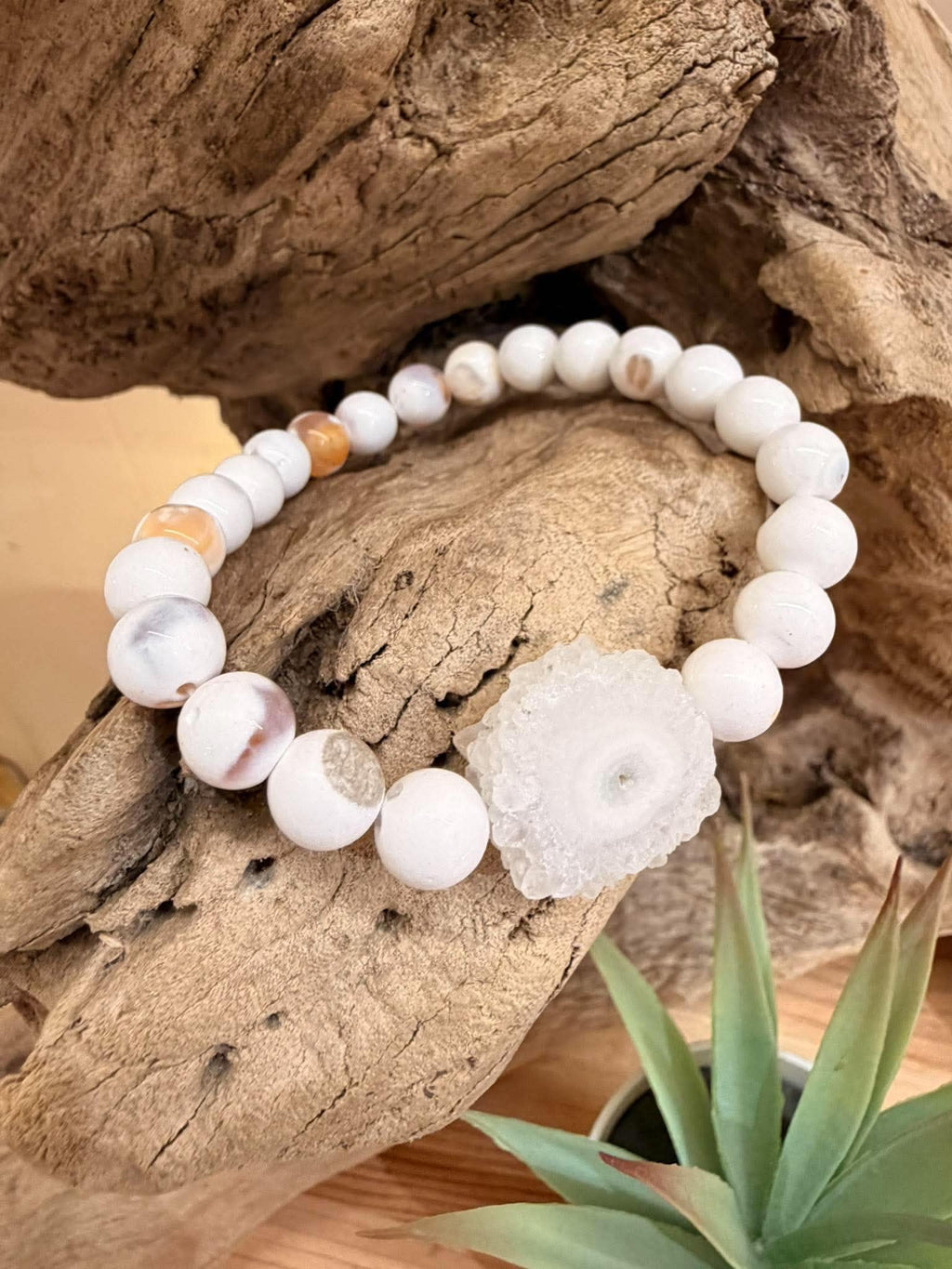 Bracelet Agate de Mongolie blanche , Fleur de cristal