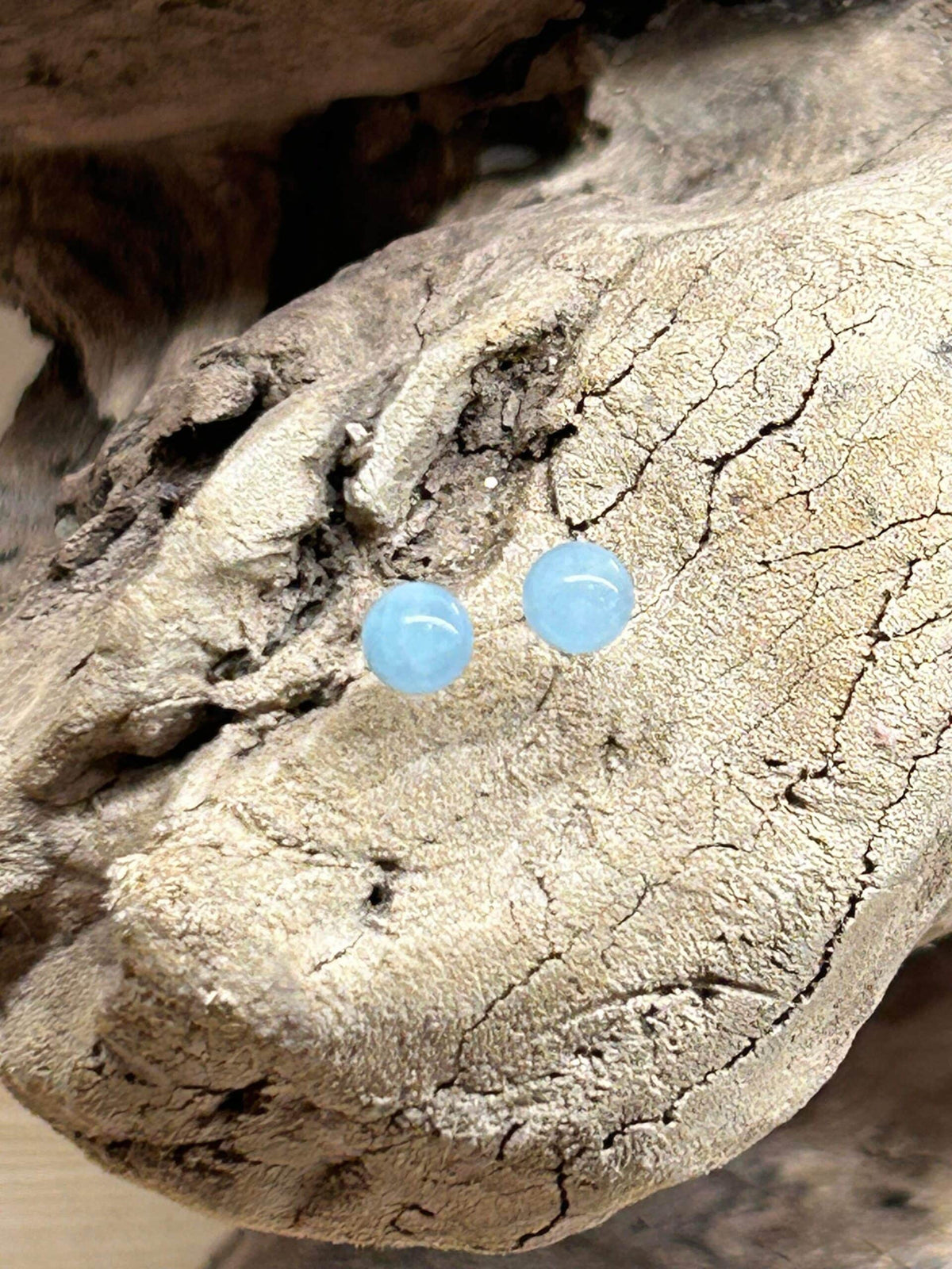 Boucles d’oreilles Calcédoine 8 mm – Douceur, apaisement et communication