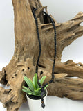 Long collier, style Mala en pierre de lave