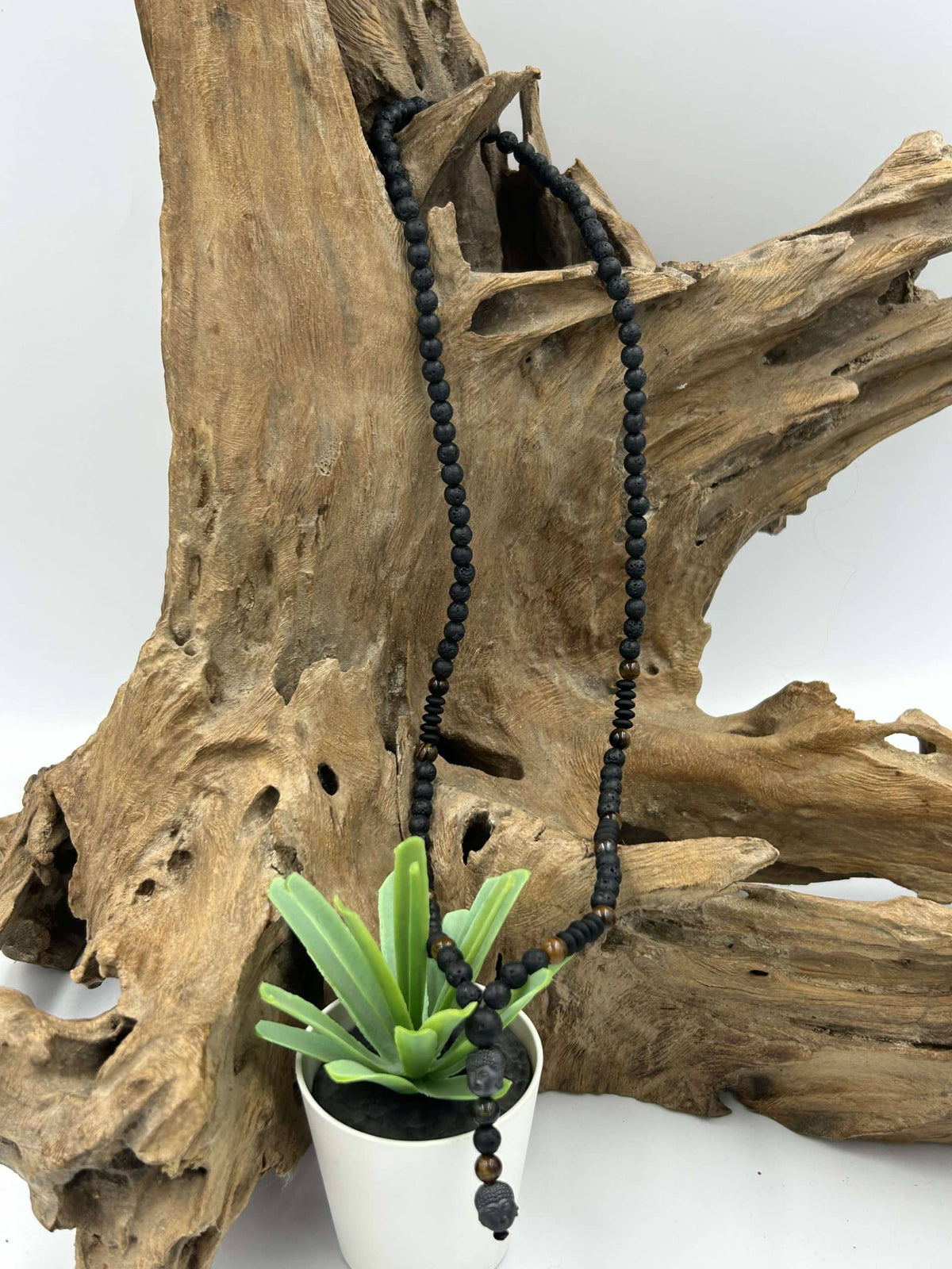 Long collier, style Mala en pierre de lave