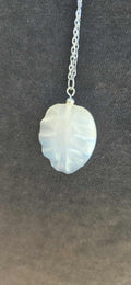 Collier feuille en sélénite