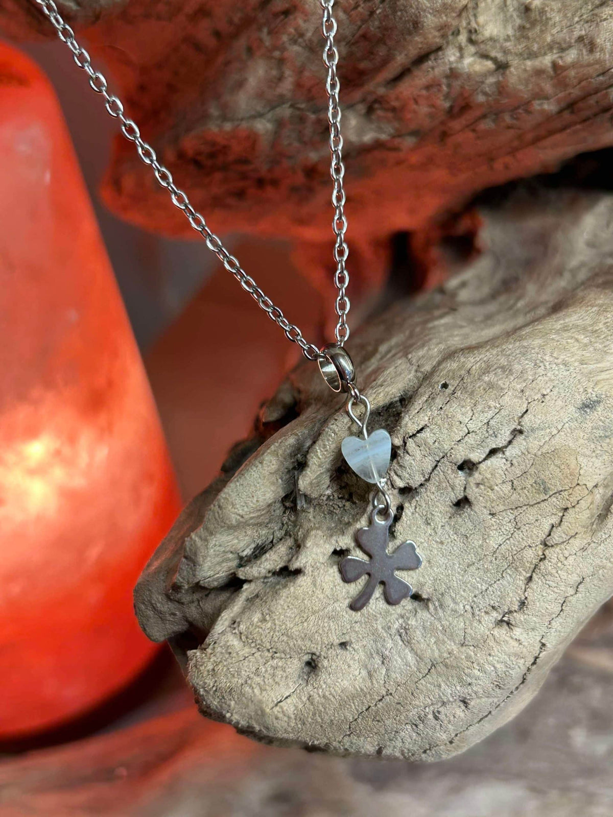 Collier ,trèfle à quatre feuilles