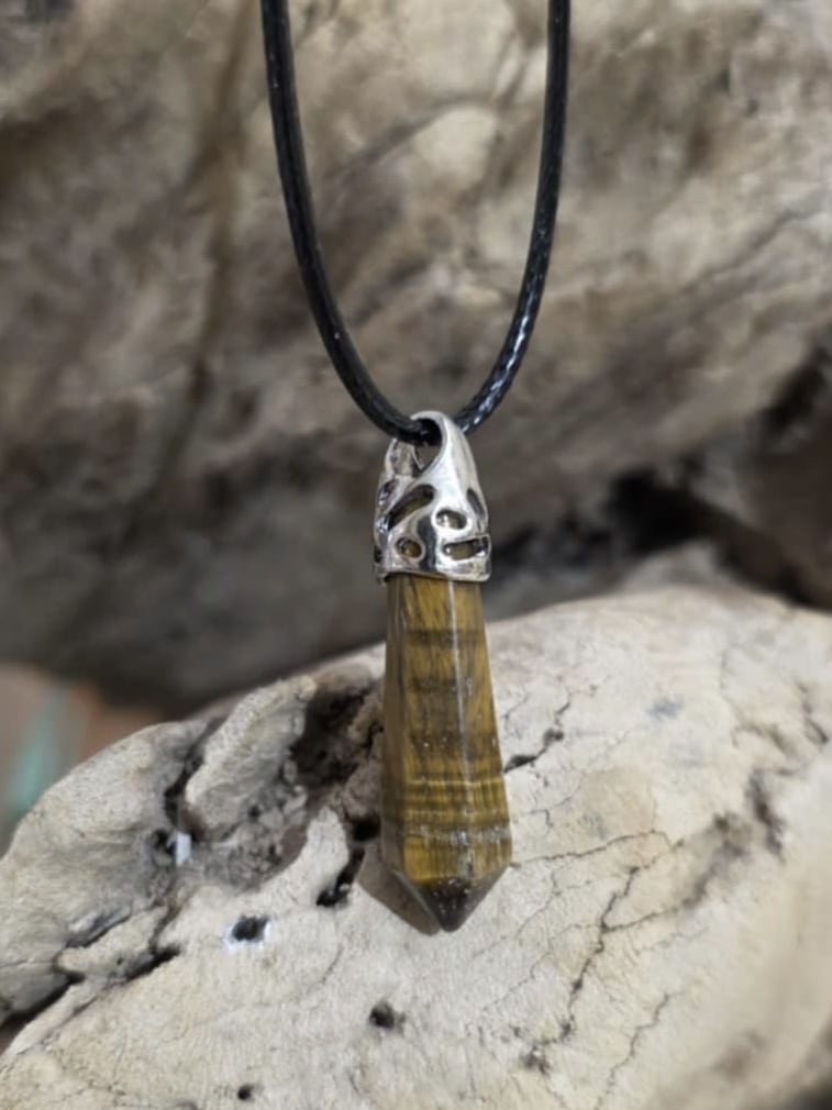 Collier en pointe type pendule en œil de tigre