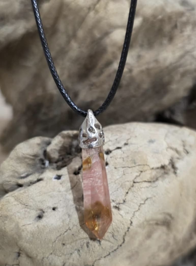 Collier en pointe type pendule en quartz hematoide