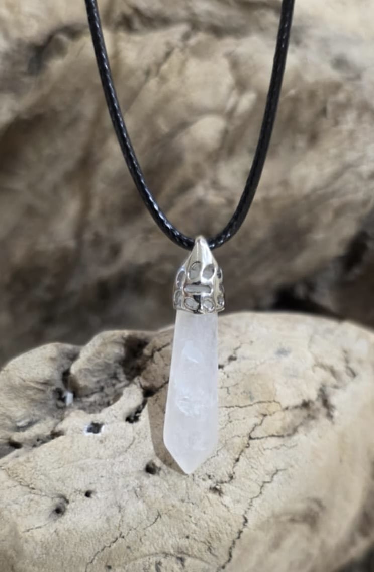 Collier en pointe type pendule en cristal de roche