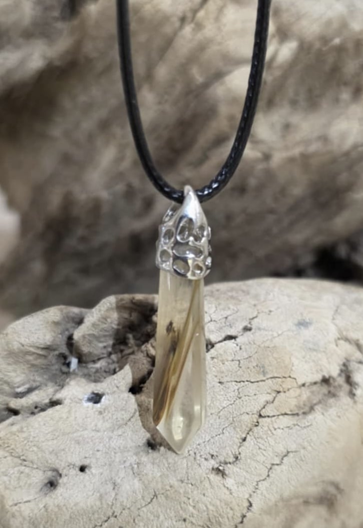 Collier en pointe type pendule en quartz hematoide