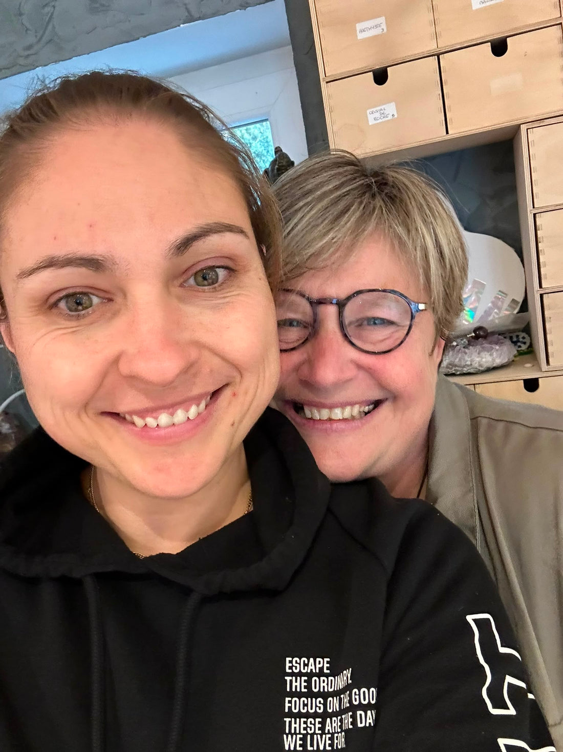 Élodie et Nadine dans l'atelier des Minéraux d'Élo