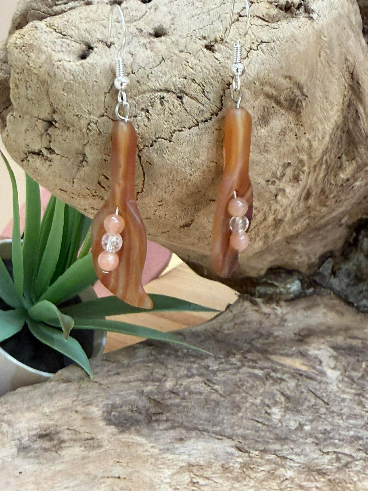 Boucles d’oreilles en cornaline, pierre de soleil et cristal de roche : « éclat du soleil » en argent